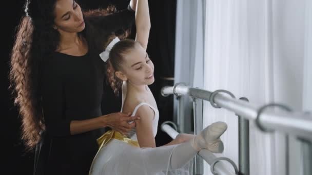 Mujer Adulta Profesora Entrenadora Bailarina Ayuda Enseñar Adolescente Bailarina Estudiante — Vídeos de Stock