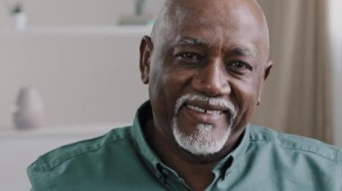 Afrika kökenli, yaşlı, olgun, 60 'lı yaşlarda gülümseyen bir işadamı. Evet, çift ırklı, kafa sallayan bir erkek. Negatif.