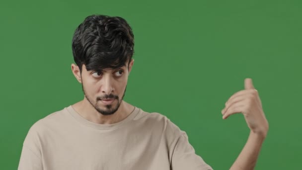 Portrait Masculin Accueillant Homme Arabe Indien Gars Invitant Rapprocher Montrant — Video
