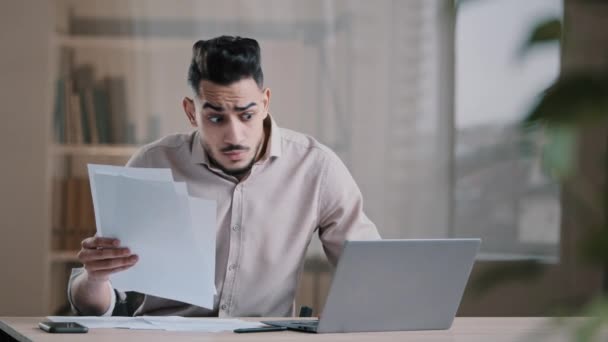 Sorprendido Feliz Exitoso Hombre Negocios Árabe Chequear Documentos Reciben Aprobación — Vídeo de stock