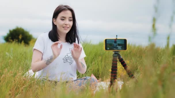 Young Stylish Girl Woman Blogger Influencer Creator Sits Outdoors Front — 图库视频影像