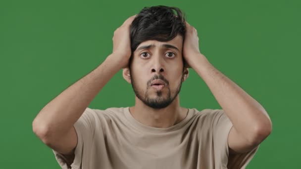 Close Mannelijk Portret Geschokt Overstuur Arabische Man Hand Hand Hoofd — Stockvideo