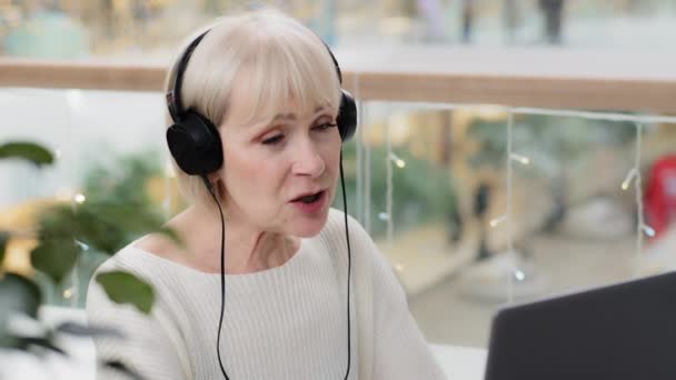 Successful Professional Businesswoman Headphones Communicates Video Call Laptop Mature Female — Vídeo de Stock