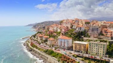 Manzara Maurizio limanı, Liguria sahil kıyısındaki Liguria sahil beldesi kentsel mimari modern karayolu trafiğinin bulunduğu tepedeki İtalya kıyı şeridi manzaralı.