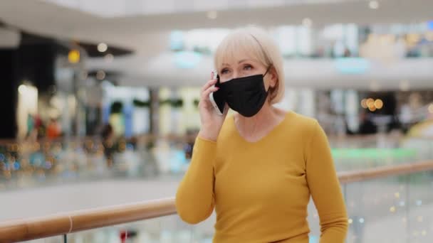 Caucasian Middle Aged Woman Medical Protective Mask Walking Mall Speaking — Vídeo de Stock