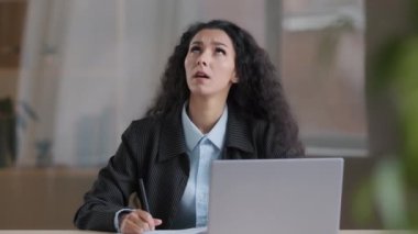 Stresli meşgul kadın reklam müdürü noter belgeleri imzalıyor. Belgeleri imzalıyor. Arap iş kadını avukat evrak işleriyle boğuşuyor.