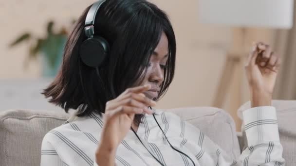Yakın Plan Genç Kaygısız Kadın Kanepede Oturup Kulaklıkla Ritmik Müzik — Stok video