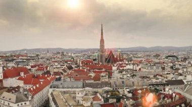 İnsansız hava aracının Viyana 'dan güzel manzarası başkentin tarihi şehir merkezi panorama turistik manzarası katedral gotik kilise azizi Stephen Stephansplatz meydanında