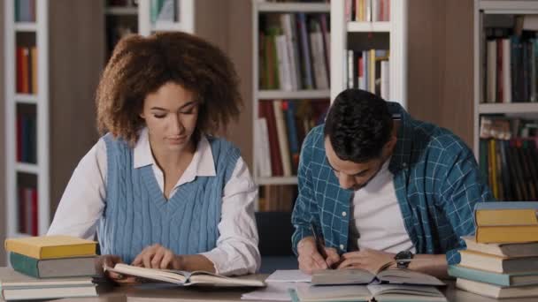 Studenci Studiujący Bibliotece Odrabiając Pracę Domową Przygotowując Się Egzaminu Młoda — Wideo stockowe