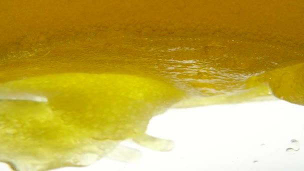 Ayçiçeği Sarısı Yağı Suyla Karıştırılır Çözünmez Kabarcıklar Ampuller Sıvılarda Yüzer — Stok video