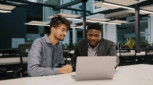 Dois Colegas Profissionais Multiculturais Homens Colegas Trabalho Sentam Escritório Usam — Fotografia de Stock