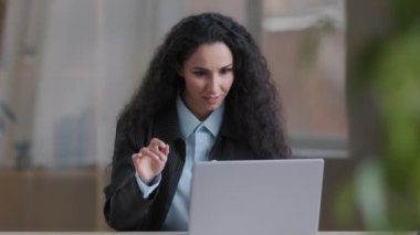 Başarılı mutlu iş kadını bilgisayar işini bitir güzel Arap kızı online bahsi kazan para ikramiyesi al nakit paralar zafer dansını kutla coşkuyu hisset