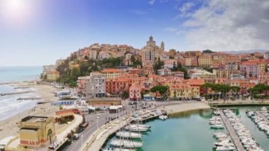 Liguria kıyı şeridi limanındaki Liguria limanındaki manzaralı manzaralı Porto Maurizio adlı manzaralı İtalyan tatil köyünün uçan insansız hava aracından çekilen görüntüler. Yat marinası güzel Avrupa şehir manzarası tepenin üstünde.