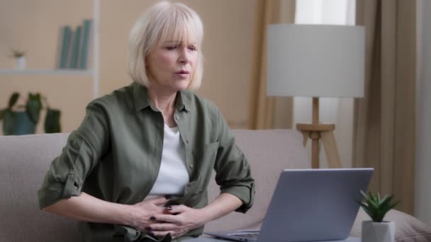 Хвора Зріла Жінка Ноутбуком Поганий Біль Тримає Живіт Страждає Від — стокове відео