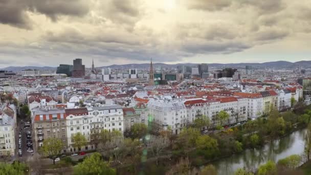 Widok Lotu Ptaka Stolica Wiednia Austrii Czerwonymi Dachami Zabytkowy Budynek — Wideo stockowe