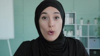 Pembe tesettürlü Müslüman bir kız şaşkın bir şekilde hayrete düştü. Şok oldum, şaşırdım, şaşırdım. İnanılmaz iyi haber indirimi.