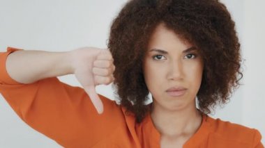 Afro-Amerikan tiksindirici portresi sinirli, hayal kırıklığına uğramış, kıvırcık saçlı, kötü, olumsuz, olumsuz tepki gösteren, kameradan hoşlanmayan bir kız.