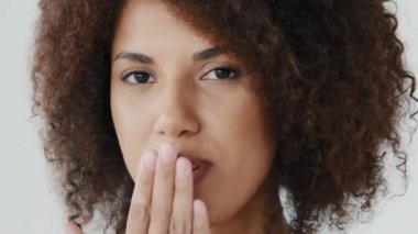 Cazibeli, kıvırcık saçlı, kız düşkünü, baştan çıkarıcı, Afrikalı, Amerikalı, çift ırklı, 20 'li yaşlarda, hava öpücüğüne bakan bir kız arkadaş.