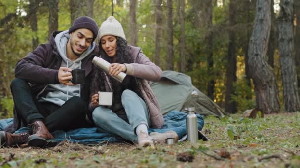 Jovem Casal Apaixonado Viajantes Senta Natureza Descansando Bebendo Chá Garrafa — Vídeo de Stock