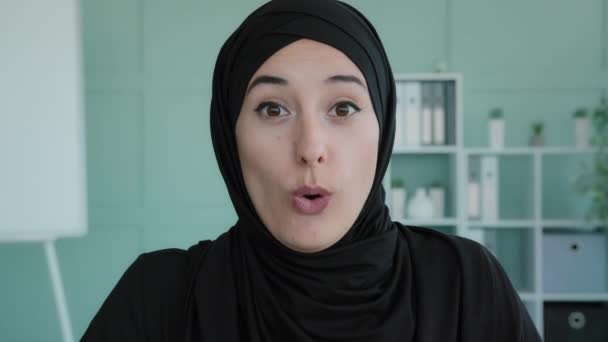 Арабская Исламская Мусульманская Девушка Розовом Хиджабе Удивлен Удивлен Женщина Говорит — стоковое видео