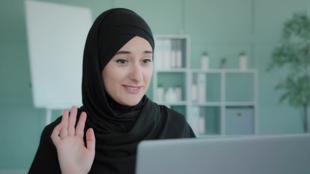 Mulher Negócios Indiana Emocional Usa Hijab Preto Acenando Olá Comunica — Vídeo de Stock