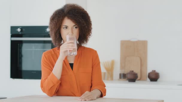Žíznivá Afroameričanka Kudrnaté Vlasy Dívka Pitná Voda Stojící Kuchyni Dopoledních — Stock video