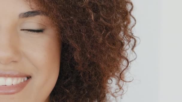 Close Young African American Smiling Toothy Happy Curly Hair Woman — Vídeo de stock