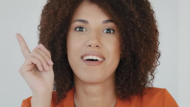Pensive Σύγχυση Αφροαμερικανή Γυναίκα Σγουρά Μαλλιά Έξυπνη Κοπέλα Που Μελετούν — Αρχείο Βίντεο