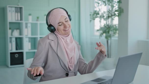Арабские Исламские Предпринимательницы Работают Перерыв Женщина Хиджабе Счастливая Женщина Мусульманка — стоковое видео