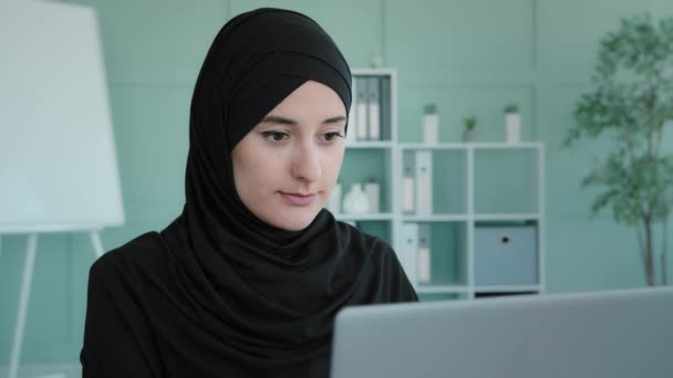 Moslim Zakenvrouw Freelancer Zwarte Hijab Werken Typen Laptop Met Behulp — Stockvideo