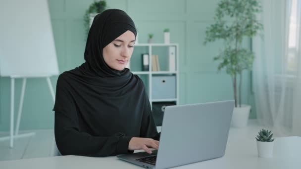 Siyahi Tesettürlü Müslüman Kadını Slami Arap Kız Öğrenci Laptop Kullanan — Stok video