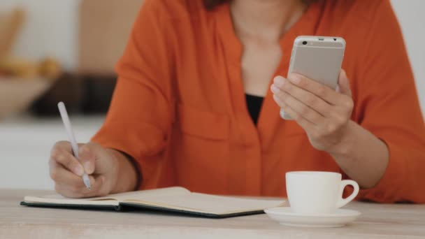 Onherkenbare Afrikaanse Vrouwelijke Student Afstandsonderwijs Cursus Keuken Huis Close Vrouwelijke — Stockvideo