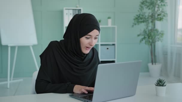 Arabisch Gelukkig Geschokt Zakenvrouw Moslim Meisje Student Manager Islamitisch Vrouw — Stockvideo