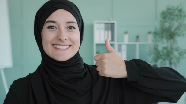 Close Retrato Feminino Escritório Muçulmano Feliz Satisfeito Islâmico Árabe Mulher — Vídeo de Stock