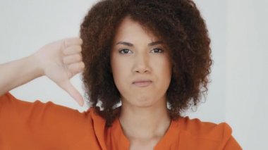 Kapatın Afrika kökenli, üzgün, hayal kırıklığına uğramış, kıvırcık saçlı, kameralı, hoşnutsuz, tiksindirici, tiksindirici, reddedilmiş, kötü davranışlar gösteren bir kadın.