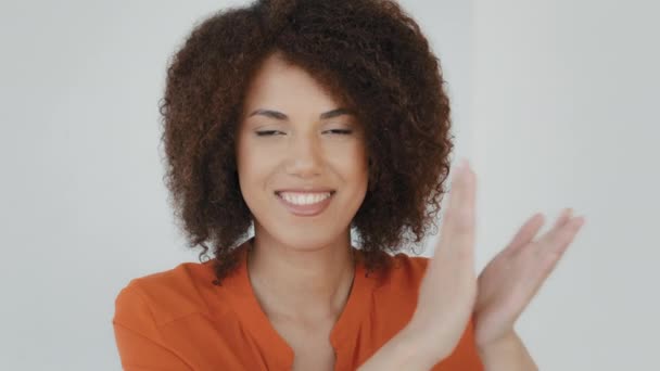 Entuzjastyczna Afroamerykanka Kryty Szczęśliwy Zadowolony Biracial Dziewczyna Kręconymi Włosami Uśmiechnięte — Wideo stockowe