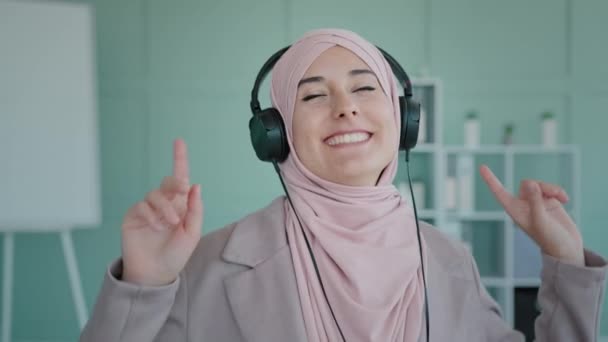 Арабська Дівчина Рожевому Хіджабі Щаслива Бізнесменка Ісламська Жінка Мусульманка Навушниках — стокове відео