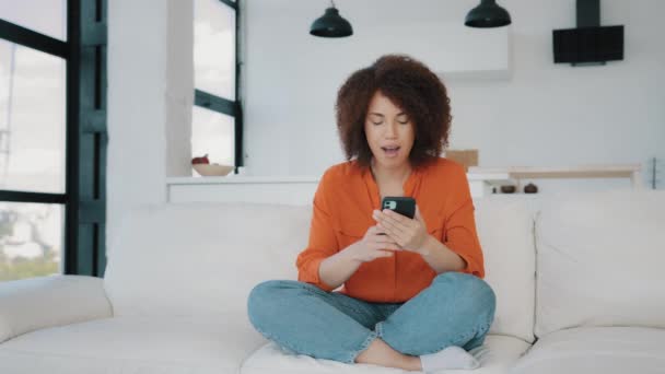 Overjoyed African American Woman Receive Good Offer Opportunity Typing Smartphone — Vídeo de Stock