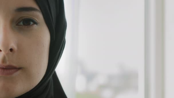 Закрыть Половину Женского Лица Мусульманки Черном Хиджабе Помещении Портрет Исламская — стоковое видео