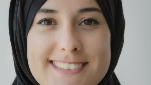 Extreme Close Γυναικείο Πορτρέτο Εσωτερικούς Χώρους Χαμογελώντας Αραβική Κυρία Χαμόγελο — Αρχείο Βίντεο