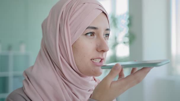 이슬람 오디오 모바일 사용하여 스피커폰으로 메시지를 기록한다 히잡을 이슬람 소녀가 — 비디오