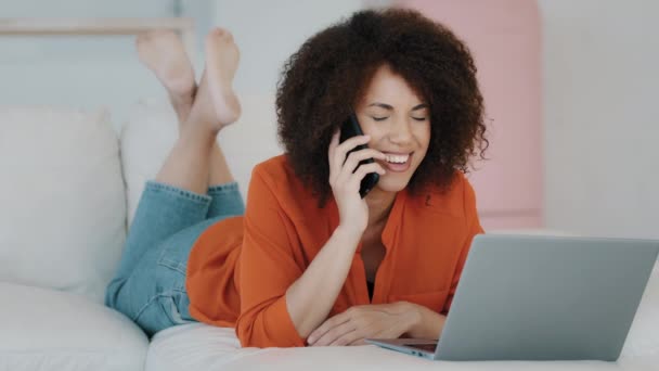 Sonriente Chica Afroamericana Con Pelo Rizado Tumbado Casa Descansando Hablando — Vídeos de Stock