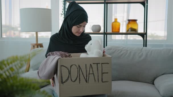 Αραβική Ευγενική Γυναίκα Στο Σπίτι Ισλαμική Μουσουλμάνα Εθελόντρια Κοπέλα Μαύρο — Αρχείο Βίντεο