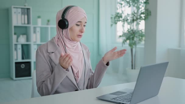 Arab Girl Pink Hijab Businesswoman Islamic Help Line Manager Muslim — 图库视频影像