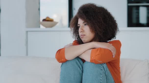 Сама Самотня Жінка Афроамериканцями Яка Сидить Сумною Проблемою Вдома Думаючи — стокове відео