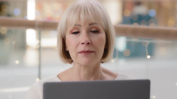 Headshot Skupił Sukces Dojrzały Przedsiębiorca Przedsiębiorca Kobieta Pracująca Laptopie Wpisując — Wideo stockowe