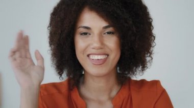 Webcam görüntüsü mutlu Afrikalı Amerikalı vlogger 30 'ların kadın etkili kızı kıvırcık saç stili el sallayarak kamera konferansına merhaba diyor uzaktan arkadaşı sanal sohbet için arıyor