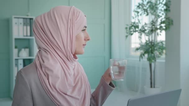 Islamic Muslim Businesswoman Office Drinking Pill Female Entrepreneur Worker Hijab — 图库视频影像