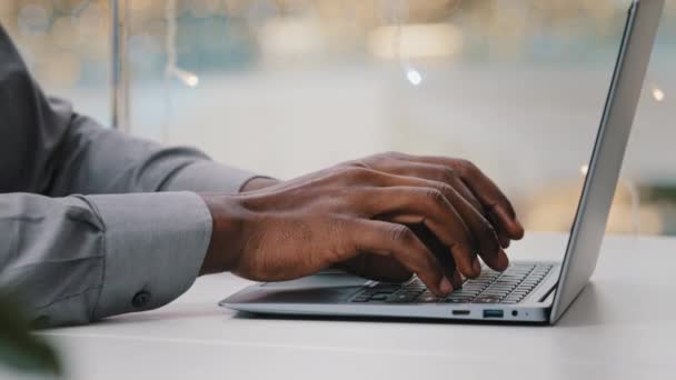 Close Męskie Ręce Afrykański Amerykański Biznesmen Wykonawczy Wpisując Laptopie Biurze — Wideo stockowe