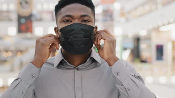 Close Young African American Man Wearing Protective Mask Looking Camera — Video Stock